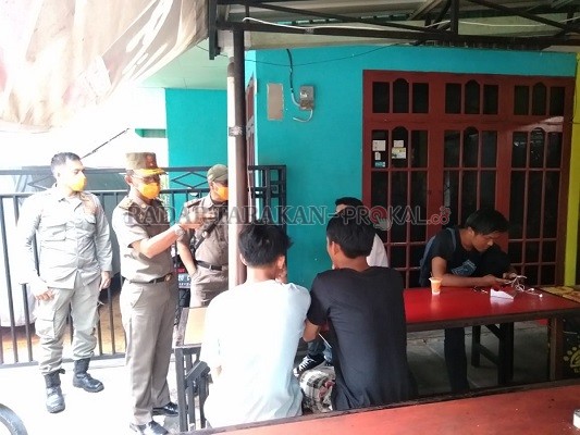 PENERTIBAN: Satpol PP melakukan kegiatan rutin sosialisasi di sejumlah kafe dan restoran terkait protokol kesehatan Covid-19./Agung/Radar Tarakan