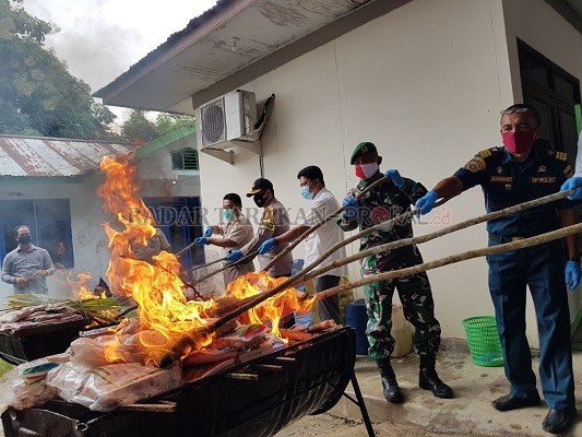 ILEGAL: Daging dan tumbuhan asal Malaysia dimusnahkan di halaman Kantor Balai Karantina Pertanian (BKP) Kelas II Tarakan Wilayah Kerja (Wilker) Nunukan, Rabu (5/8)./RIKO ADITYA/RADAR NUNUKAN