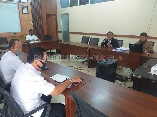 KOORDINASI: Perwakilan salah satu BUMD milik Pemprov Kaltara bertemu dengan Disdikbud Kaltara membahas mengenai pengembangan perangkat keras yang nantinya melibatkan pelajar di Kaltara./RACHMAD RHOMADHANI/RADAR KALTARA