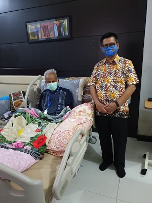 SILATURAHMI: dr. Jusuf SK (kiri) kini menjalani perawatan di kediamanya di Tarakan. Gubernur Kaltara Dr. H. Irianto Lambrie (kanan) tampak menjenguk, kemarin (6/8)./ISTIMEWA