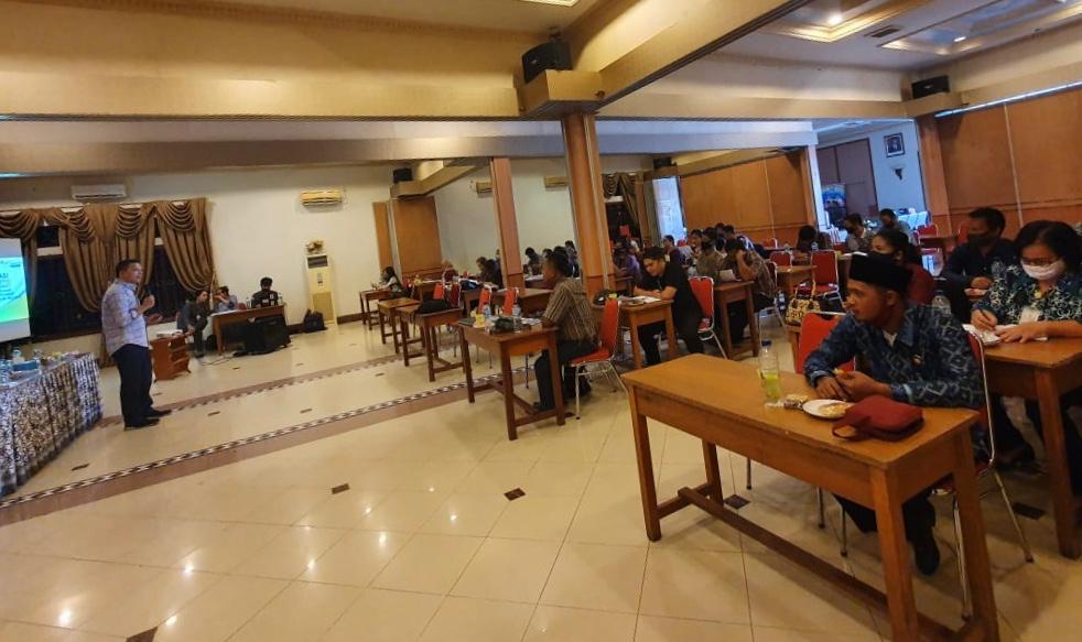 SOSIALISASI : Kepala Kantor BPJAMSOSTEK Cabang Tarakan Wira Sirait menyampaikan sosialisasi Program BPJS Ketenagakerjaan kepada Panitia Pengawas Kecamatan Pemilihan Umum Kepala Daerah 2020 di Malinau. FOTO: IST