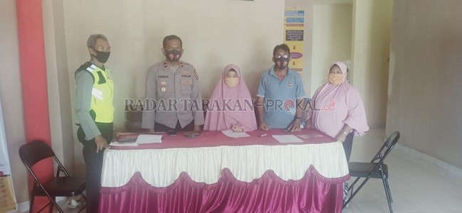 KLARIFIKASI: AL (15) saat menyampaikan permohonan maaf dengan didampingi orang tuanya, serta unsur dari Pemdes Binai dan Kapolsek Tanjung Palas Timur Iptu H. Firman./POLSEK TANJUNG PALAS TIMUR