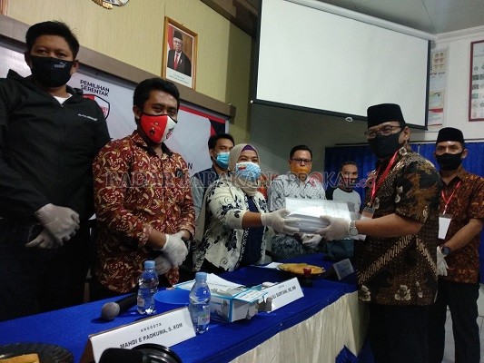 PENDAFTARAN: Penyampaian syarat dukungan bapaslon perseorangan yang merupakan salah satu tahapan pada pilkada tahun ini. Ke depan, masih ada beberapa tahapan lagi yang akan dilalui./RADAR KALTARA