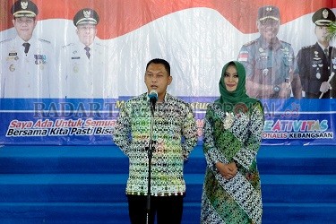 PEJABAT BARU: Dandim 0910 Malinau Letkol Inf. Sofwan Nizar, S.Sos, M.Han bersama istri saat memperkenalkan diri dalam acara pisah sambut Dandim 0910 Malinau yang digelar Pemkab Malinau, Kamis malam (6/8) di Guest House Bupati Malinau./AGUSSALAM SANIP/RADA