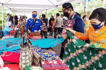 BULAN BAKTI: Bupati Malinau Dr. Yansen TP, M.Si bersama istri usai pembukaan Bulan Bakti RT Bersih Tahun 2020, (14/7) lalu menyempatkan diri ke stan UMKM Kabupaten Malinau./AGUSSALAM SANIP/RADAR TARAKAN