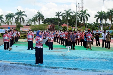 TETAP SEMANGAT: Para Ketua RT Malinau saat mengikuti pembukaan Bulan bakti RT Bersih Tahun 2020 di halaman Kantor Bupati Malinau, (14/7) lalu./dok