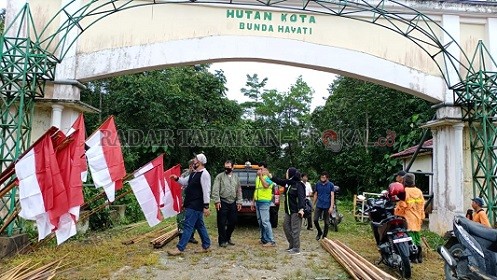 NASIONALISME: Tampak masyarakat memasang bendera merah putih dari hasil penggalangan dana secara swadaya./DOKUMEN GAUL BAHH UNTUK RADAR KALTARA