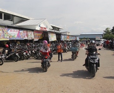 BELUM TERTIB: Aktivitas di Pasar Induk, Tanjung Selor masih banyak ditemukan yang mengabaikan protokol kesehatan./PIJAI PASARIJA/RADAR KALTARA