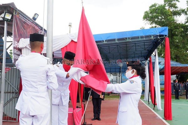 WARGA LAPAS: Warga binaan Lapas Kelas II-A Tarakan menjadi paskibra dalam HUT ke-75RI, kemarin (17/8)./ELIAZAR/RADAR TARAKAN