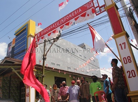 SEMANGAT KEMERDEKAAN: Warga RT 53 meresmikan bangunan gapura yang dibangun secara swadaya serta melakukan sikap sempurna saat detik-detik proklamasi peringatan HUT ke-75 RI, kemarin (17/8)./PIJAI PASARIJA/RADAR KALTARA