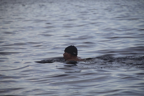 MELAWAN OMBAK: Ibrahim Rusli berhasil menyebrangi laut dari pulau Sebatik menuju Nunukan dengan jarak 3000 kilometer, Senin (17/8)./DOKUMEN PRIBADI RUSLI