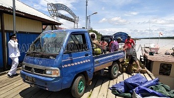 DISTRIBUSIKAN: Tabung gas melon 3 kilogram didistribusikan Disperindagkop ke Kecamatan Tana Lia dan Desa Menjelutung menggunakan kapal, Selasa (18/8)./RIKO / RADAR TARAKAN