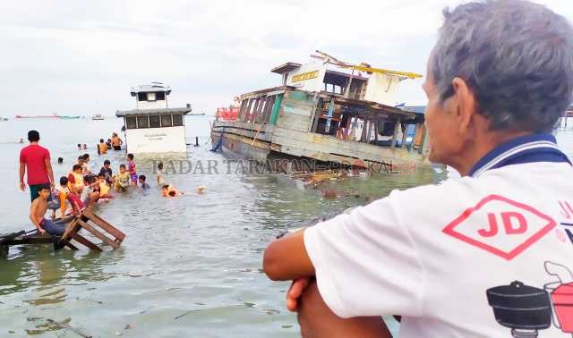 TRADISI : Antusias warga mandi di laut dalam rangka menyambut 1 Muharam. FOTO: IFRANSYAH//RADAR TARAKAN