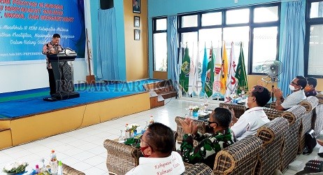 MUSYAWARAH: Sekda Kabupaten Malinau Dr. Ernes Silvanus, S.Pi, MM membuka secara resmi Musorkab III KONI Kabupaten Malinau Tahun 2020, Kamis (20/8) di Aula DPUPR-PERKIM Kabupaten Malinau./AGUSSALAM SANIP/RADAR TARAKAN