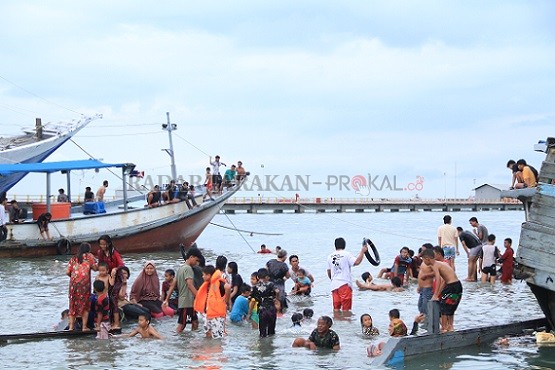 TRADISI 1 MUHARAM: Sejumlah masyarakat melakukan ritual mandi bersih di kawasan Taman Berlabuh pada 1 Muharam kemarin./Ifransyah/radar tarakan