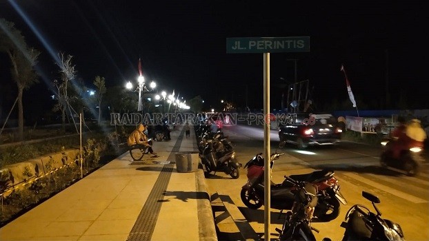 IKON BARU: Suasana Alun-Alun Tugu Kehidupan di KTT yang selalu ramai dikunjungi warga yang ingin bersantai ria./RIKO / RADAR TARAKAN