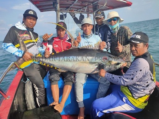 UKURAN MONSTER: Bolu Peca Fishing Club bersama Abjan Fishing menunjukkan ikan jenis tuna sirip kuning seberat 62,75 kg yang diangkat dari perairan Kaltara, Senin (24/8) sore./DOKUMENTASI ABJAN FISHING