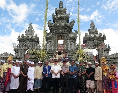 TEMPAT IBADAH: Bupati Malinau Dr. Yansen TP, M.Si saat hadir dan meresmikan Pura Agung Femung Jagat Natha Kabupaten Malinau pada 26 November 2015. Di Kabupaten Malinau semua umat beragama punya kesamaan hak untuk dapat beribadah menurut agamanya masing-ma