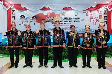 SALAM HARMONIS: Bupati Malinau Dr. Yansen TP, M.Si dan Wakil Bupati Malinau Dr. Topan Amrullah, S.Pd, M.Si bersama Forkopimda menggelorakan salam harmonis untuk kita semua./AGUSSALAM SANIP/RADAR TARAKAN