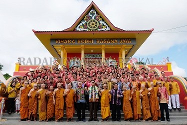 DAPAT PERHATIAN: Bupati Malinau Dr. Yansen TP, M.Si dan Wakil Bupati Malinau Dr. Topan Amrullah, S.Pd, M.Si berfoto bersama dengan para pejabat dan tokoh agama dari berbagai agama dan umat Buddha, saat meresmikan Vihara Bodhi Sasana Jaya, 25 November 2018