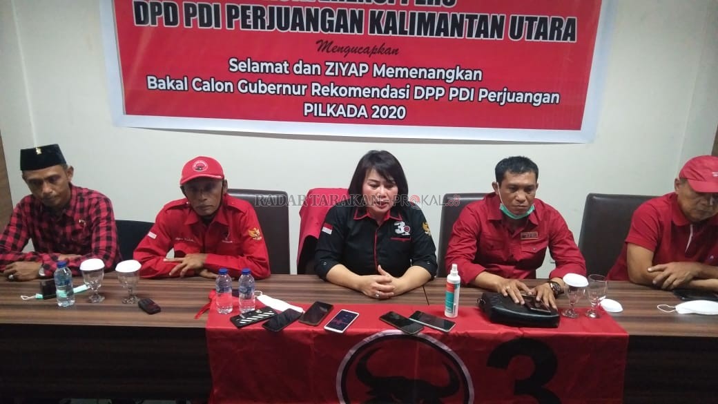 JELASKAN PILIHAN DUKUNGAN: Jumpa pers oleh pengurus DPD PDIP Kaltara di Hotel Tarakan Plaza, Jumat (28/8) siang. FOTO: YEDIDAH PAKONDO/RADAR TARAKAN
