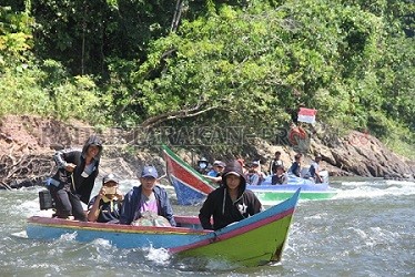 JALUR SUNGAI: Menuju Kecamatan Lumbis Hulu, hanya bisa ditempuh dengan jalur sungai./BANK DATA/RADAR TARAKAN