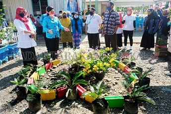 HATINYA PKK: Ketua TP PKK Kabupaten Malinau Ping Yansen saat kunjungan kerja ke dasawisma-dasawisama di beberapa kecamatan bulan Agustus lalu./AGUSSALAM SANIP/RADAR TARAKAN