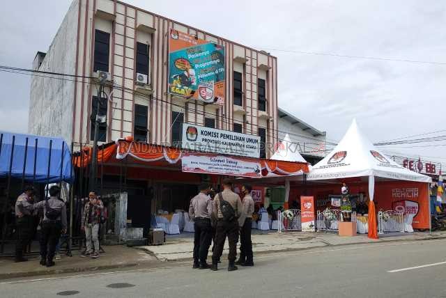 TAHAPAN: Kantor KPU Kaltara dijaga oleh ratusan personel guna mengamankan tahapan pendaftaran yang dimulai hari ini (4/9). FOTO: IWAN KURNIAWAN/RADAR KALTARA
