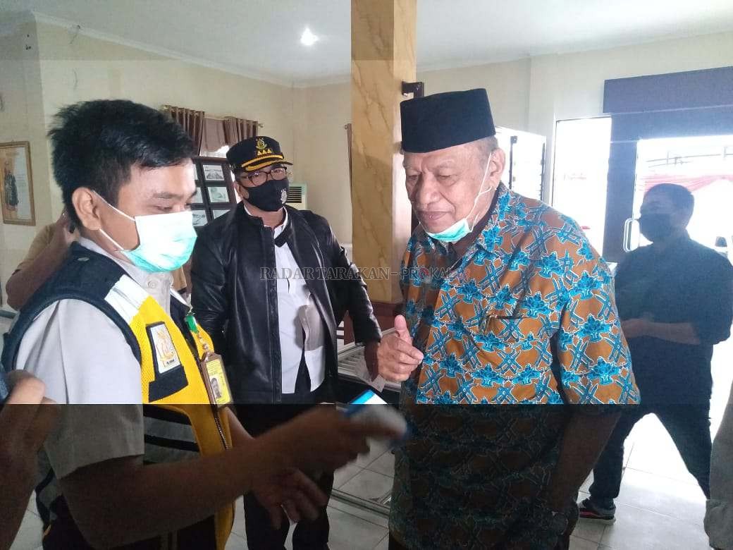 FIXED MAJU: H. Udin Hianggio yang didampingi sejumlah simpatisan saat menjalani pemeriksaan di pintu kedatangan Bandara Internasional Juwata Tarakan, Jumat (4/9). FOTO: YEDIDAH/RADAR TARAKAN