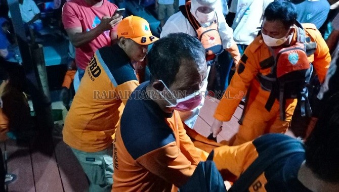 EVAKUASI: Pencarian hari kedua korban tenggelam di Sungai Kayan membuahkan hasil, korban ditemukan pukul 23.35 WITA, Rabu (2/9)./BPBD BULUNGAN UNTUK RADAR KALTARA