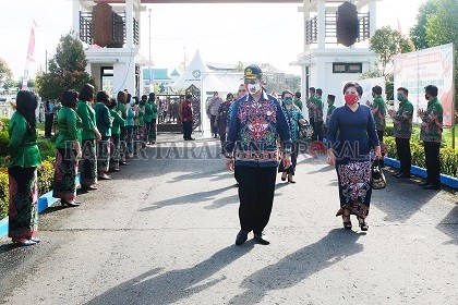SEMANGAT BEKERJA: Bupati Malinau Dr. Yansen TP, M.Si beserta istri saat memasuki halaman Kantor Bupati Malinau pada acara penutupan Bulan Bakti RT Bersih Tahun 2020 bulan Agustus lalu./AGUSSALAM SANIP/RADAR TARAKAN