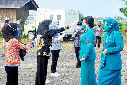 PROTOKOL KESEHATAN: Ketua TP PKK Kabupaten Malinau Ping Yansen bersama Wakil Ketua TP PKK Kabupaten Malinau Herawati Topan sebelum masuk ke lokasi acara peringatan HKG ke-48 dan jambore kader PKK tingkat Kabupaten Malinau Tahun 2020 harus periksa suhu bad