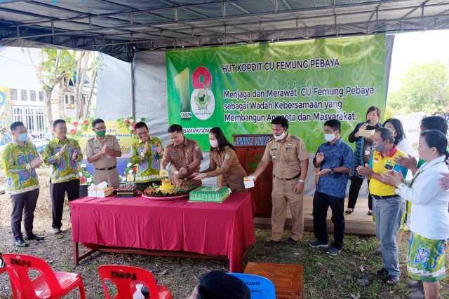 SELAMAT DAN SUKSES: CU Femung Pebaya merayakan HUT ke-18 sekaligus peletakan batu pertama pembangunan kantor TP di Desa Wisata Pulau Sapi, Senin (14/9). FOTO : AGUS SALAMSSANIP/RADAR TARAKAN
