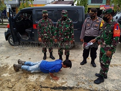 SANKSI DISIPLIN: Pelanggar protokol kesehatan diberikan teguran dan sanksi push up untuk memberikan efek jera sebagai pembelajaran kepada masyarakat agar tetap disiplin melaksanakan protokol kesehatan./POLRES BULUNGAN