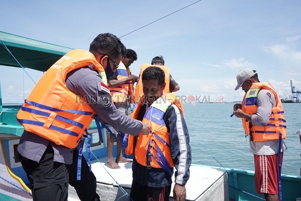 UNTUK KESELAMATAN: Sebanyak 130 life jacket dibagikan kepada para nelayan, (22/9). Diharapkan pemberian life jacket tersebut dapat digunakan untuk keselamatan para nelayan selama berada di laut./KSOP UNTUK RADAR TARAKAN