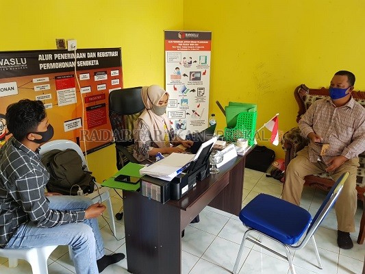 DIANGGAP SALAH: Safaruddin warga Kelurahan Nunukan Timur mendatangi Bawaslu Nunukan melaporkan adanya APK yang menurutnya tidak sesuai aturan, Kamis (24/9)./RIKO ADITYA/RADAR NUNUKAN