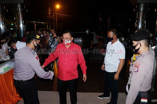 PENGAMANAN: Salah satu paslon calon bupati dan wakil bupati Malinau saat memasuki lokasi acara pencabutan nomor urut pun tak lepas dari pemeriksaan petugas keamanan. Setiap paslon pun ada walpri yang melekat untuk melakukan pengawalan dan pengamanan./AGUS
