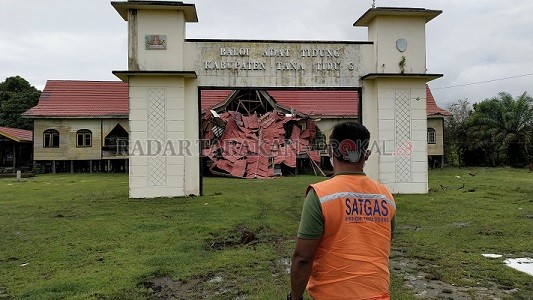 ROBOH: Akibat angin kencang, Minggu (27/9) malam, Baloi Adat Tidung di Kecamatan Sesayap Hilir roboh./RIKO/RADAR TARAKAN