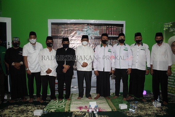 Dr. H. Irianto Lambrie berfoto bersama Ketua Pengurus Cabang Nahdlatul Ulama Tarakan, Drs. H. Abd. Samad, Lc, M.Pd.I, bersama jajaran di Sekretariat PCNU Tarakan, Selasa (29/9) malam./AGUS DIAN ZAKARIA/RADAR TARAKAN