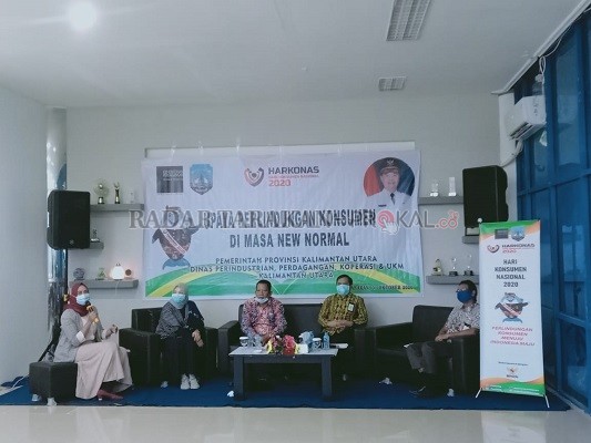LINDUNGI KONSUMEN: Talkshow Radar Tarakan Televisi menghadirkan sejumlah narasumber membahas perlindungan konsumen di tengah adaptasi kebiasaan baru atau di tengah pandemi Covid-19, kemarin (1/10)./AGUNG/RADAR TARAKAN