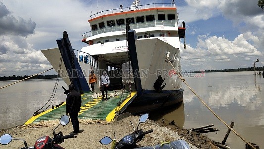 HARUS DOCKING: Inilah kapal Peri KMP Manta II yang baru sebulan beroprasi, namun harus menjalani docking tahunan untuk berapa minggu kedepan./RIKO / RADAR TARAKAN