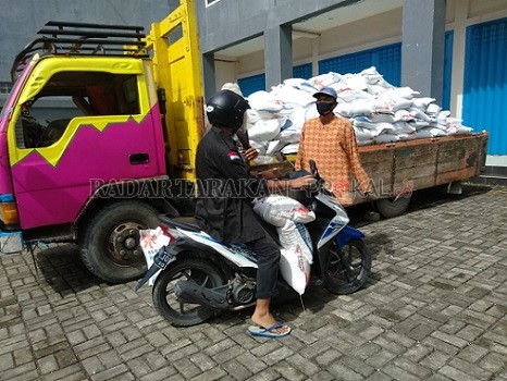 DIBAGIKAN: Sejumlah masyarakat di Kelurahan Sebengkok yang sudah terdaftar sebagai PKH, kemarin (1/10) sudah melakukan pengambilan beras sebanyak 15 kilogram./AGUNG/RADAR TARAKAN