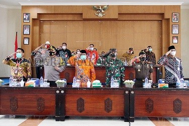 DIPERINGATI: Plt. Bupati Malinau Topan Amrullah bersama Forkopimda Kabupaten Malinau mengikuti upacara secara virtual Hari Kesaktian Pancasila, Kamis (1/10) di ruang Laga Feratu, Kantor Bupati Malinau./AGUSSALAM SANIP/RADAR TARAKAN