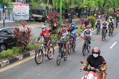 RUTIN: Agenda gowes bareng (Gobar) sudah menjadi agenda rutin setiap akhir pecan di Kota Tarakan. Namun tetap selalu diimbau, para goweser yang turut andil tetap menerapkan protokol kesehatan.