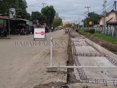 AKAN DITERTIBKAN: Setelah pengerjaan Jalan Durian ini selesai, maka akan dipasangkan rambu jalan oleh Dishub dan kendaraan yang parkir sembarangan di badan jalan akan ditindak./IWAN KURNIAWAN/RADAR KALTARA