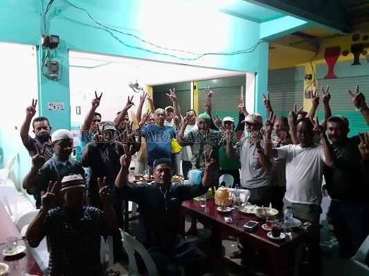 DOOR TO DOOR: Srikandi Iraw melakukan kegiatan silaturahmi dan penyampaian visi dan misi Iraw secara door to door di RT 7, Jalan Sei Sembakung, Kelurahan Mamburungan, Senin (5/10)./TIM IRAW UNTUK RADAR TARAKAN