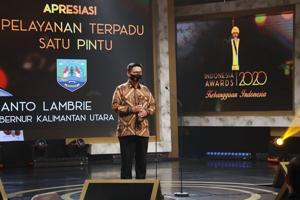 PRESTASI: Dr. H. Irianto Lambrie menerima penghargaan Indonesian Awards 2020 atas kemampuannya memimpin di Kaltara, Rabu (7/10) malam./DOKUMENTASI TIM IRAW