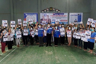 DIDUKUNG MASYARAKAT PERABATASAN: Cagub dan Cawagub Kaltara nomor urut 3, Drs. Zainal Arifin Paliwang, SH, M.Hum dan Dr. Yansen TP, M.Si didampingi istri saat berada di Kabupaten Malinau, Senin (5/10). Dukungan kepada paslon ini menyebar hingga ke wilayah