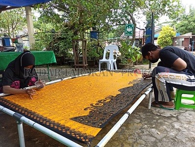 TETAP SEMANGAT: Meski memiliki keterbatasan, Komunitas Difabel Tarakan tetap besemangat dan antusias membatik di Rumah Batik Disabilitas, Selasa (13/10)./JANURIANSYAH/RADAR TARAKAN