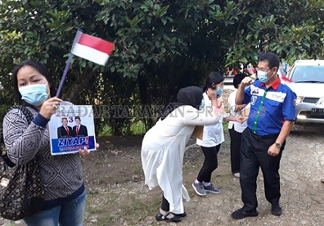 SEMANGAT UNTUK MENANG: Cawagub Provinsi Kaltara, Dr. Yansen TP, M.Si disambut warga RT 4 Desa Gunung Seriang, Kecamatan Tanjung Selor dengan lagu ‘Maju Tak Gentar’, Senin (12/10)./Agussalam Sanip/Radar Tarakan